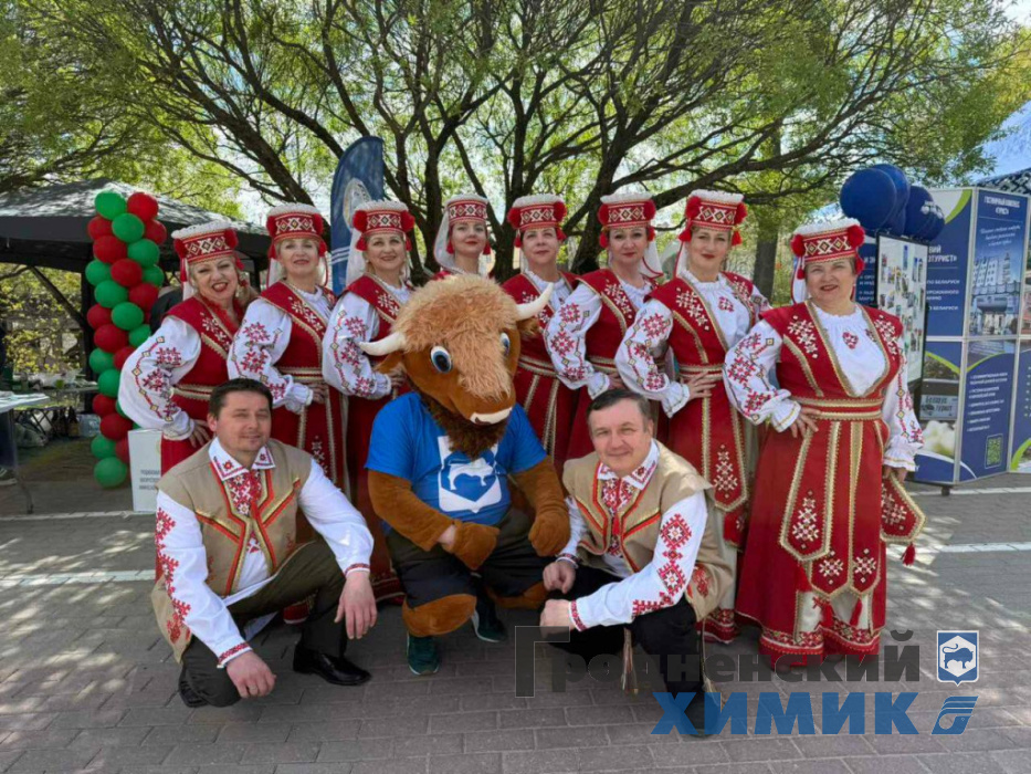 Народный хор Росница_общее фото_Азотик.jpg